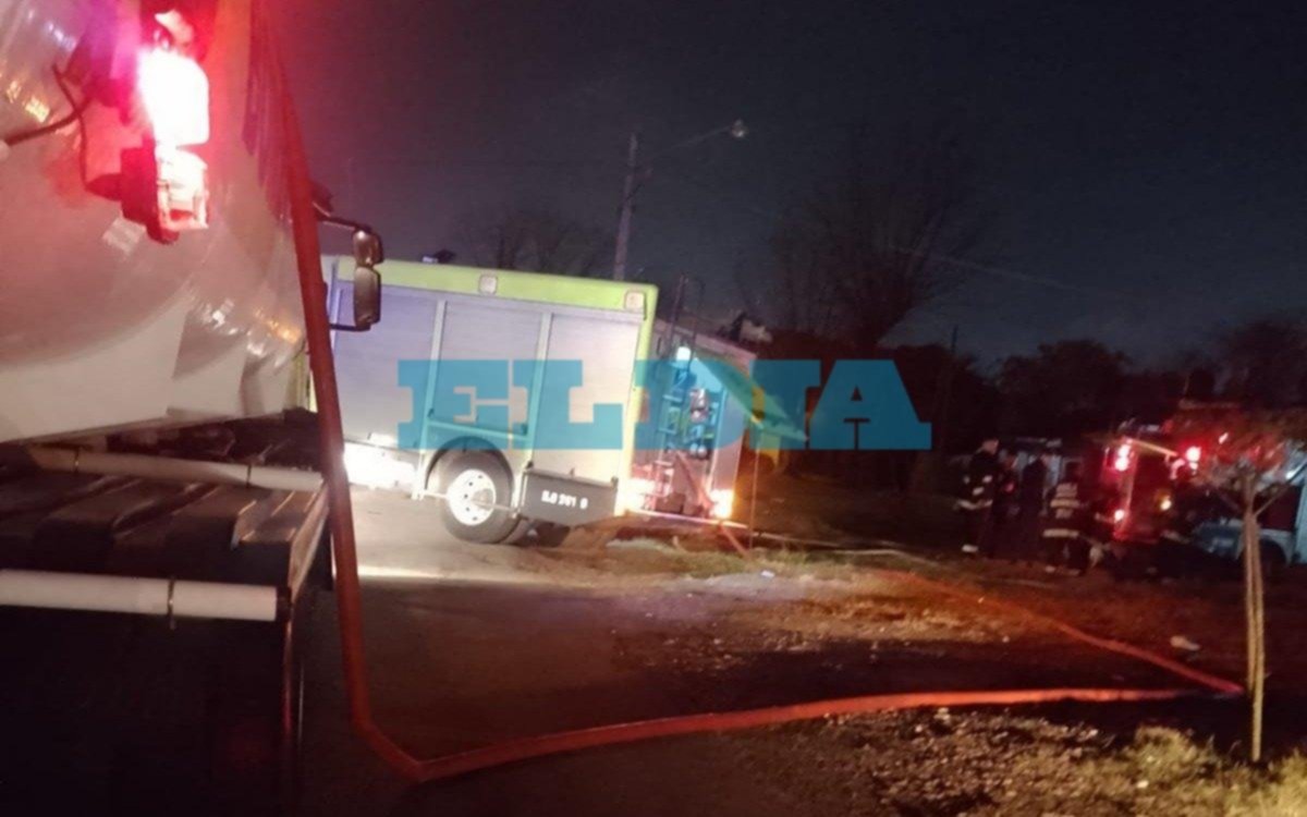 Incendio arrasó con una casa en Villa Elvira: una oficial de policía perdió todo